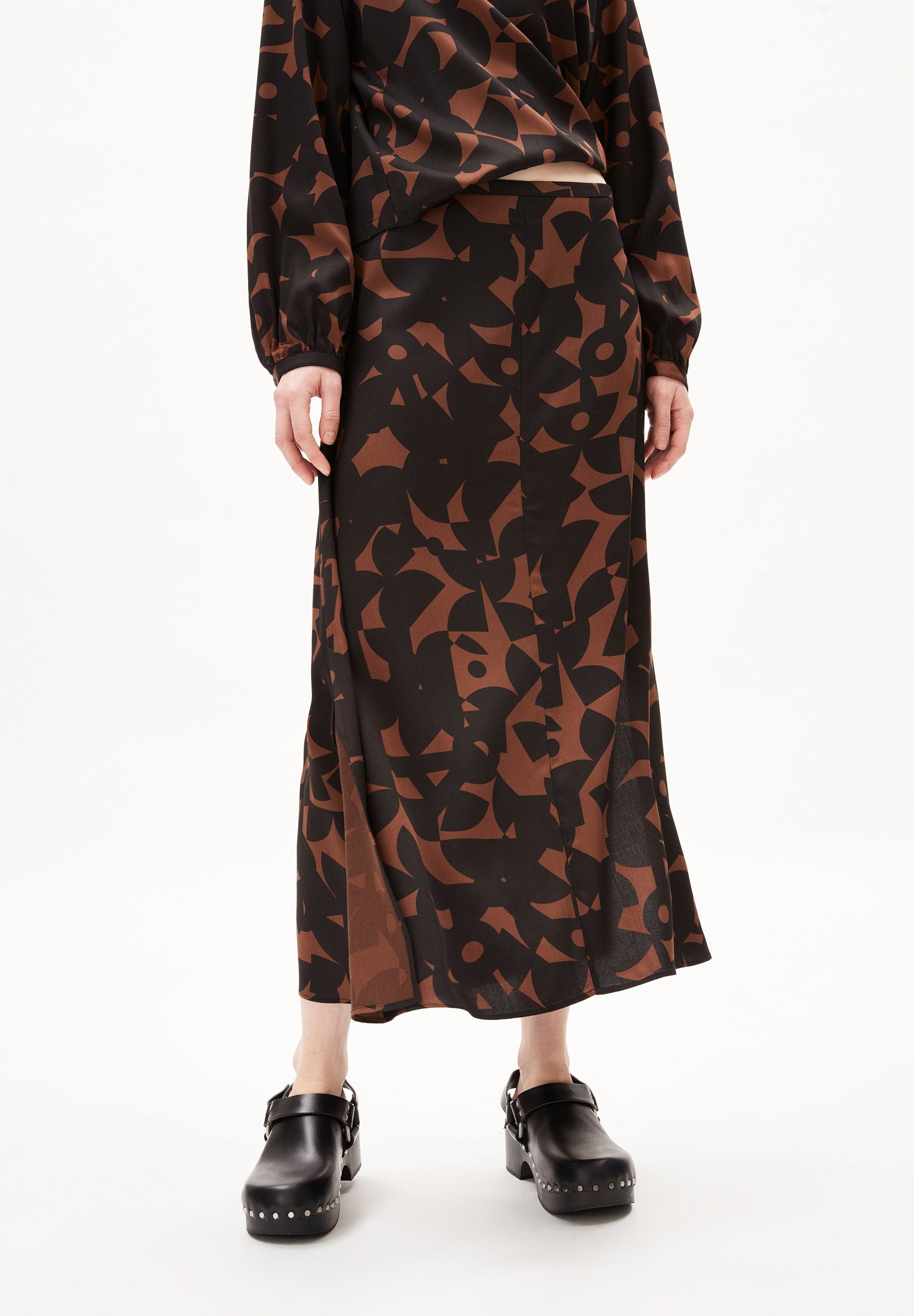 Armedangels Maxirock ARAACE ABSTRACT A (1-tlg., Regular Fit) Webrock Regular Fit aus LENZING™ ECOVERO™ Viskose