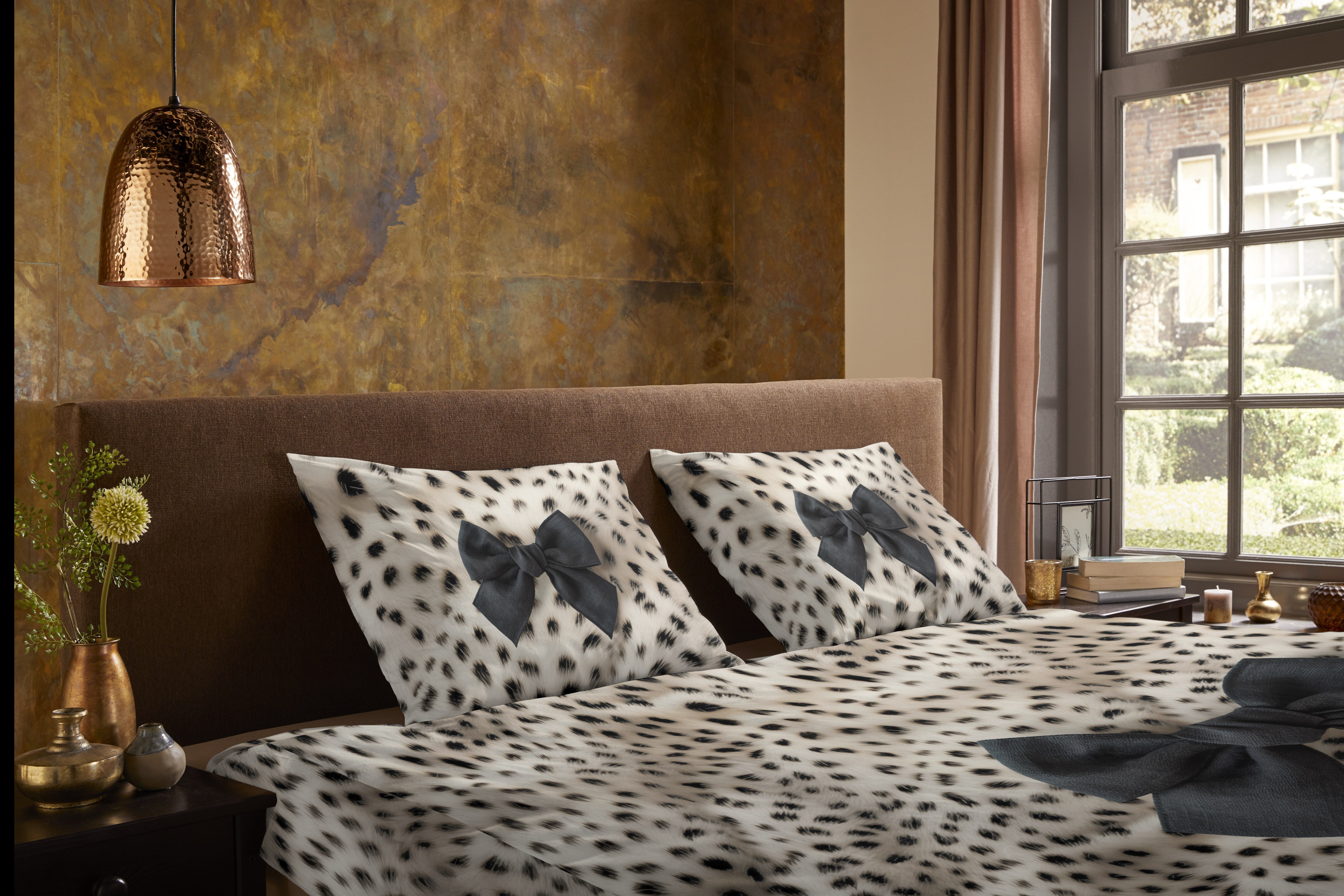 PURE luxury collection Wendebettwäsche Ragna, Microfaser, 2 teilig, Mikrofaser, Pflegeleicht, Reißverschluss, Wendeoptik, Schleife leopard
