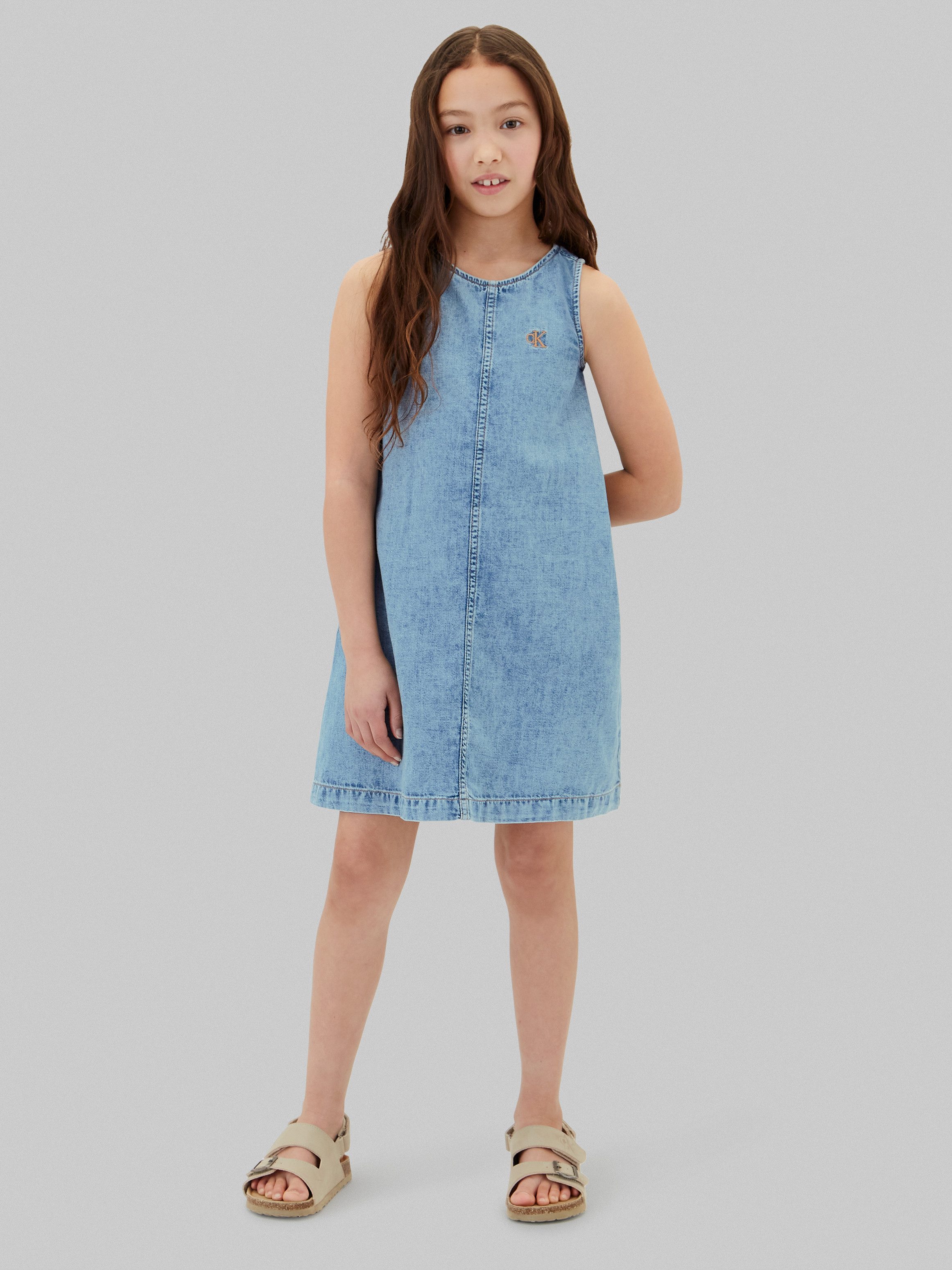 Calvin Klein Jeans Jeanskleid DENIM SLEEVELESS DRESS Regular fit für Kinder mit Rundhalsausschnitt – Bild 3 von 5