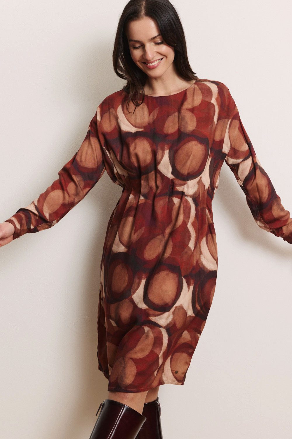 Tranquillo Jerseykleid Damen Midi Taalke aus EcoVero™-Twill Allover-Print Falten tailliert (Einzelteil) Langarmkleid mit softem Peach-Effekt und Seitentaschen