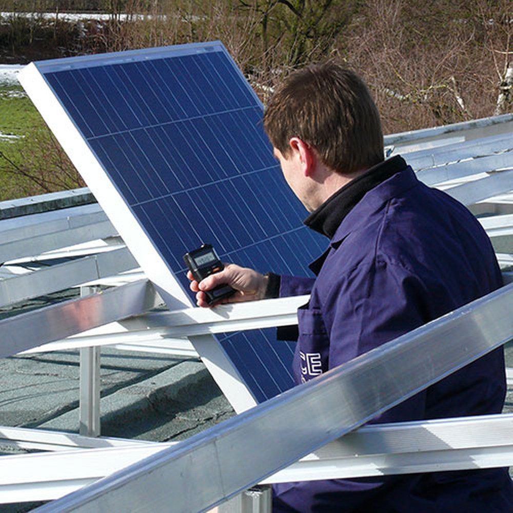PCE Instruments Solarmessgerät ermittelt die Energieausbeute an Solaranlagen Gefahrenmeldeanlage