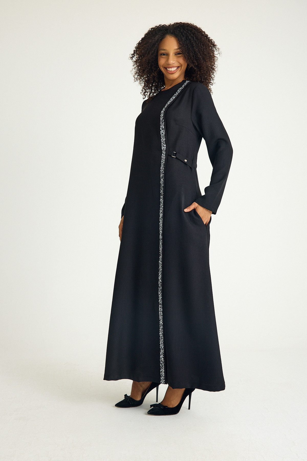 fashionshowcase Tunikakleid Abaya Kleid mit Schmuckdetails – Modest Fashion Steindetails und Kordeldetail, figurschmeichelnder Schnitt – Bild 5 von 5