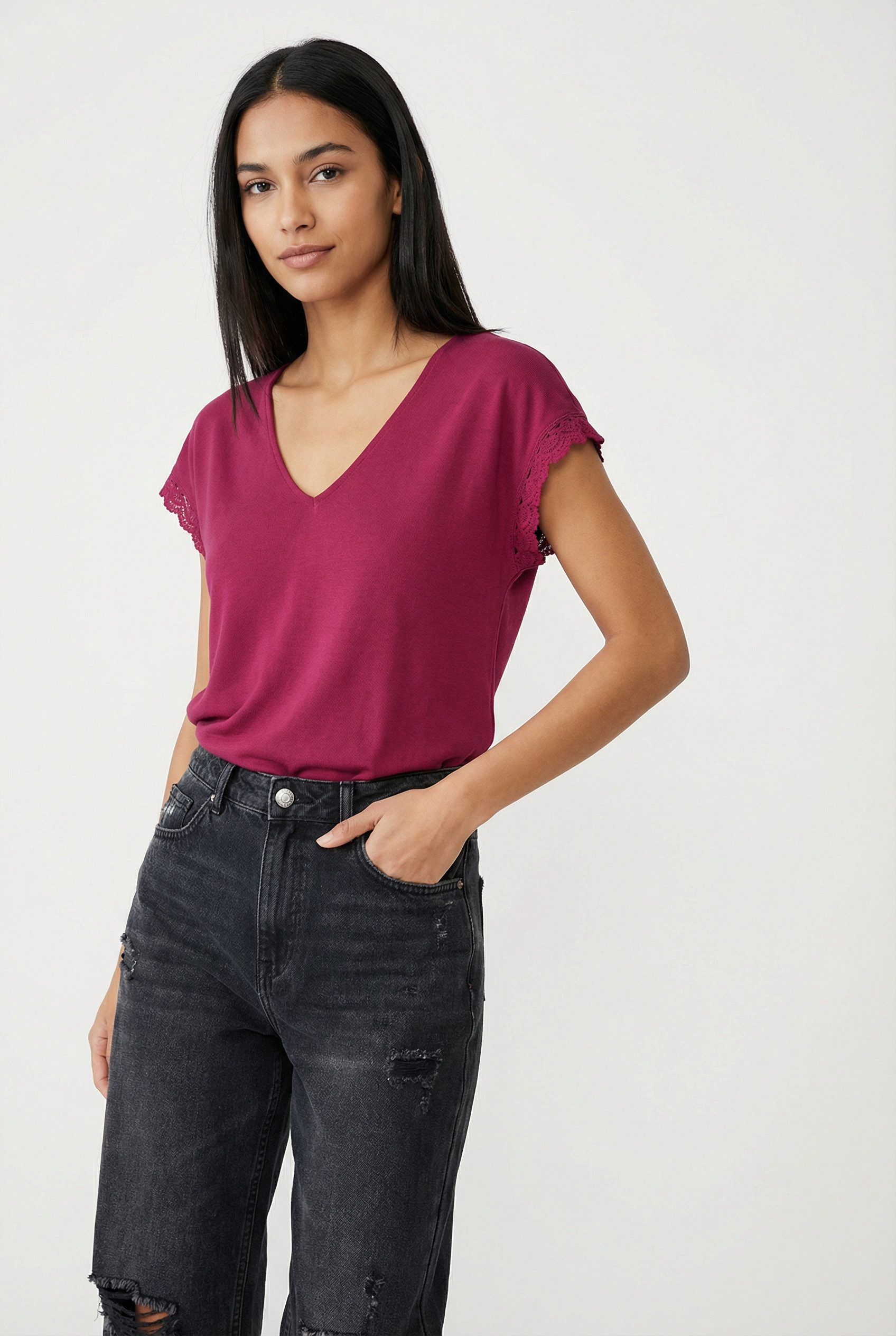 Vero Moda Blusenshirt VMIBILSA S/S V-NECK TOP JRS BTQ mit Spitzendetails