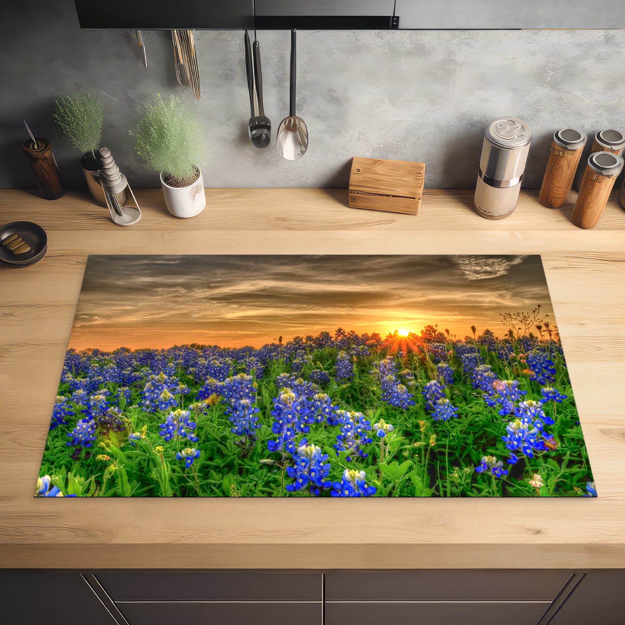 tlg), Feld küche Herdblende-/Abdeckplatte Sonnenuntergang, Vinyl, Blumen (1 cm, Texas einem 83x51 Bluebonnet MuchoWow für bei Arbeitsplatte Ceranfeldabdeckung, in