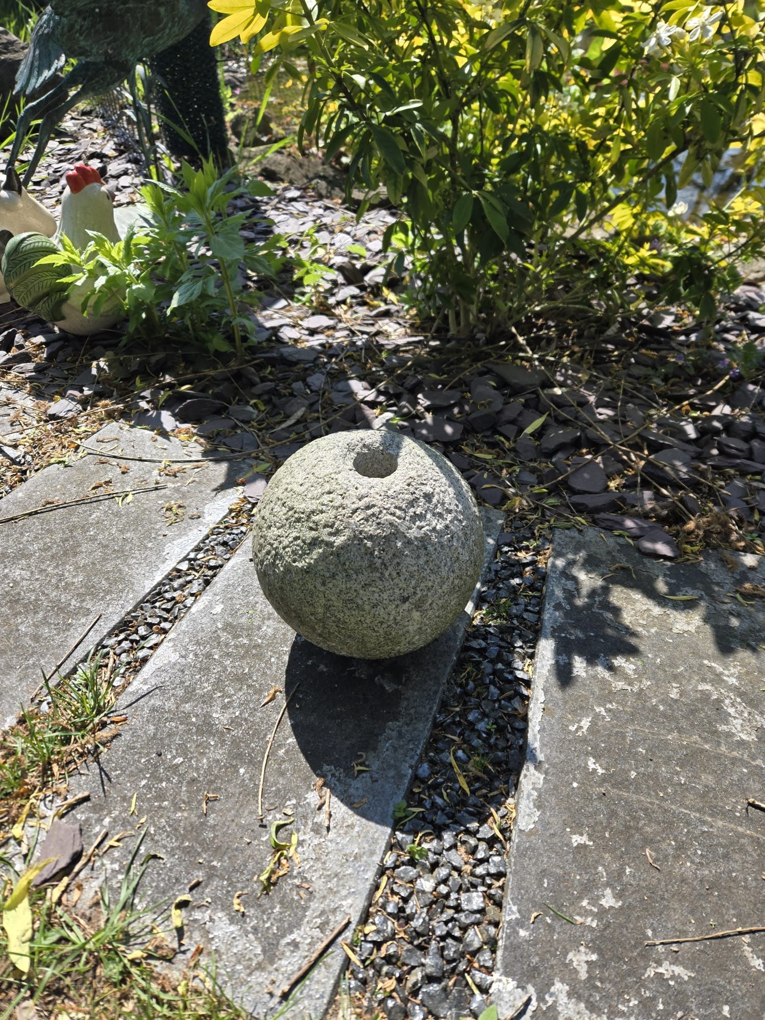 IDYL Gartenfigur Granit Kugel gestockt