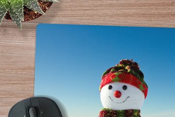 MuchoWow Gaming Mauspad Eine Weihnachtspuppe in der verschneiten Landschaft im Winter (1-St), Mousepad mit Rutschfester Unterseite, Gaming, 40x40 cm, XXL, Großes