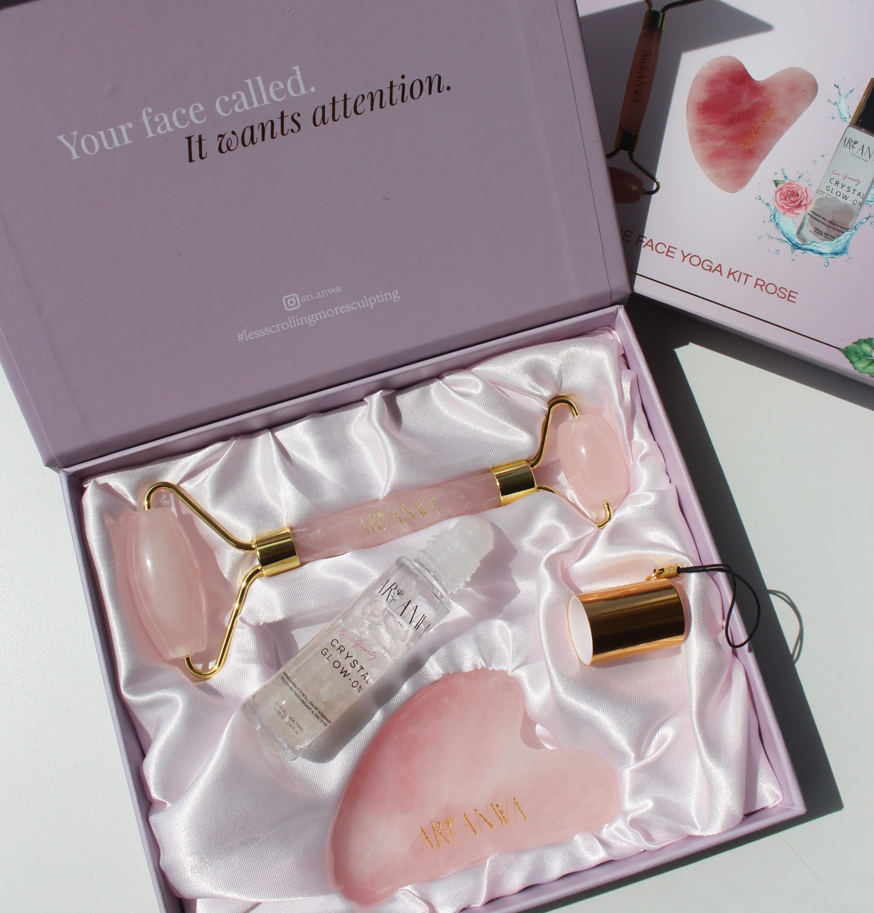 ARI ANWA Skincare Gesichtsmassagegerät Face Yoga Set - Gua Sha, Rosenquarz Roller & Rosenwasser Roll-On