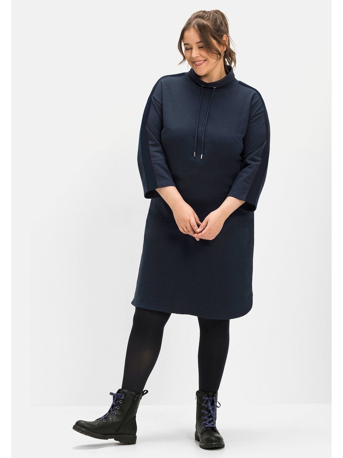 Sheego Sweatkleid Große Größen mit Streifentape an Arm und Schulter. € 75,99