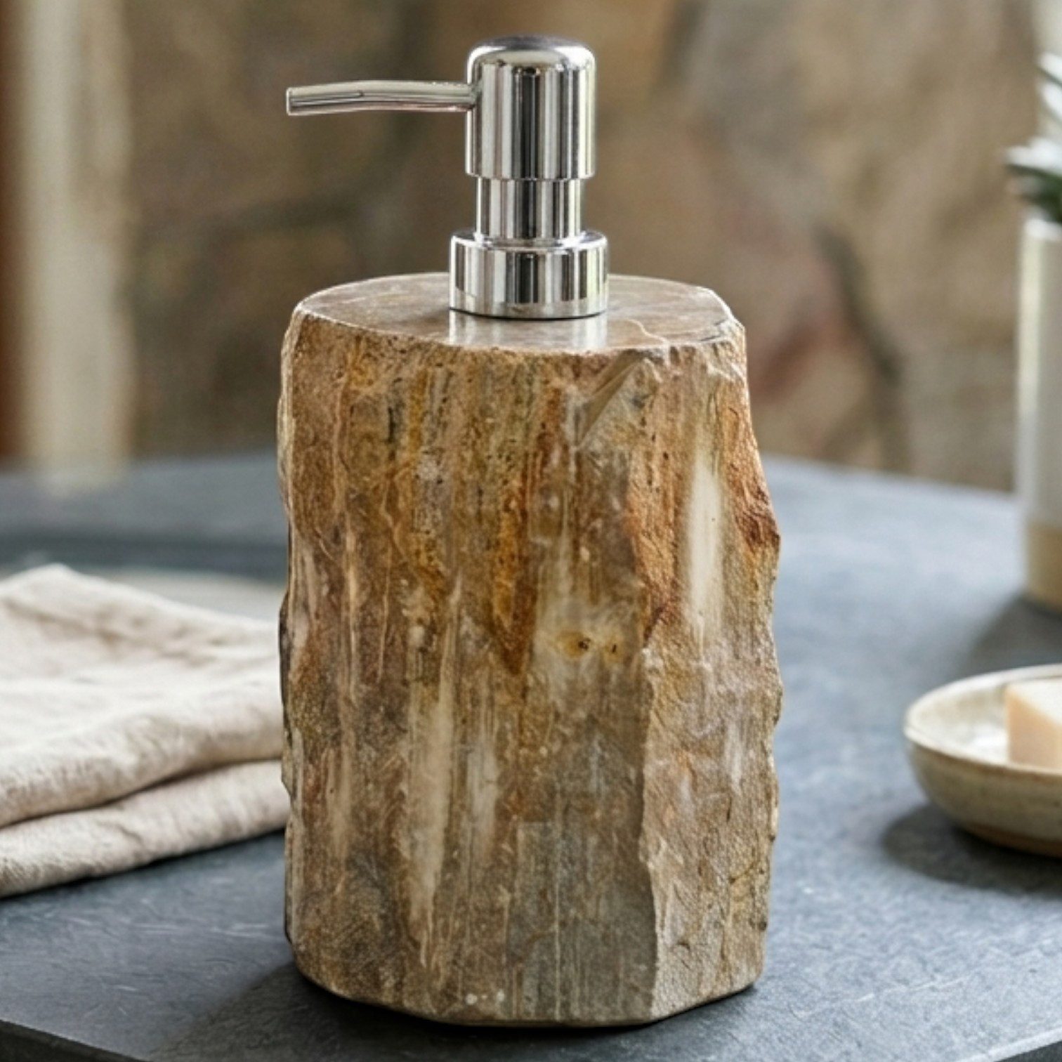 Kinaree Seifenspender Seifenspender versteinertes Holz natürlich rund Indonesien, Naturstein, versteinertes Holz, Rund, nachfüllbar, Naturprodukt