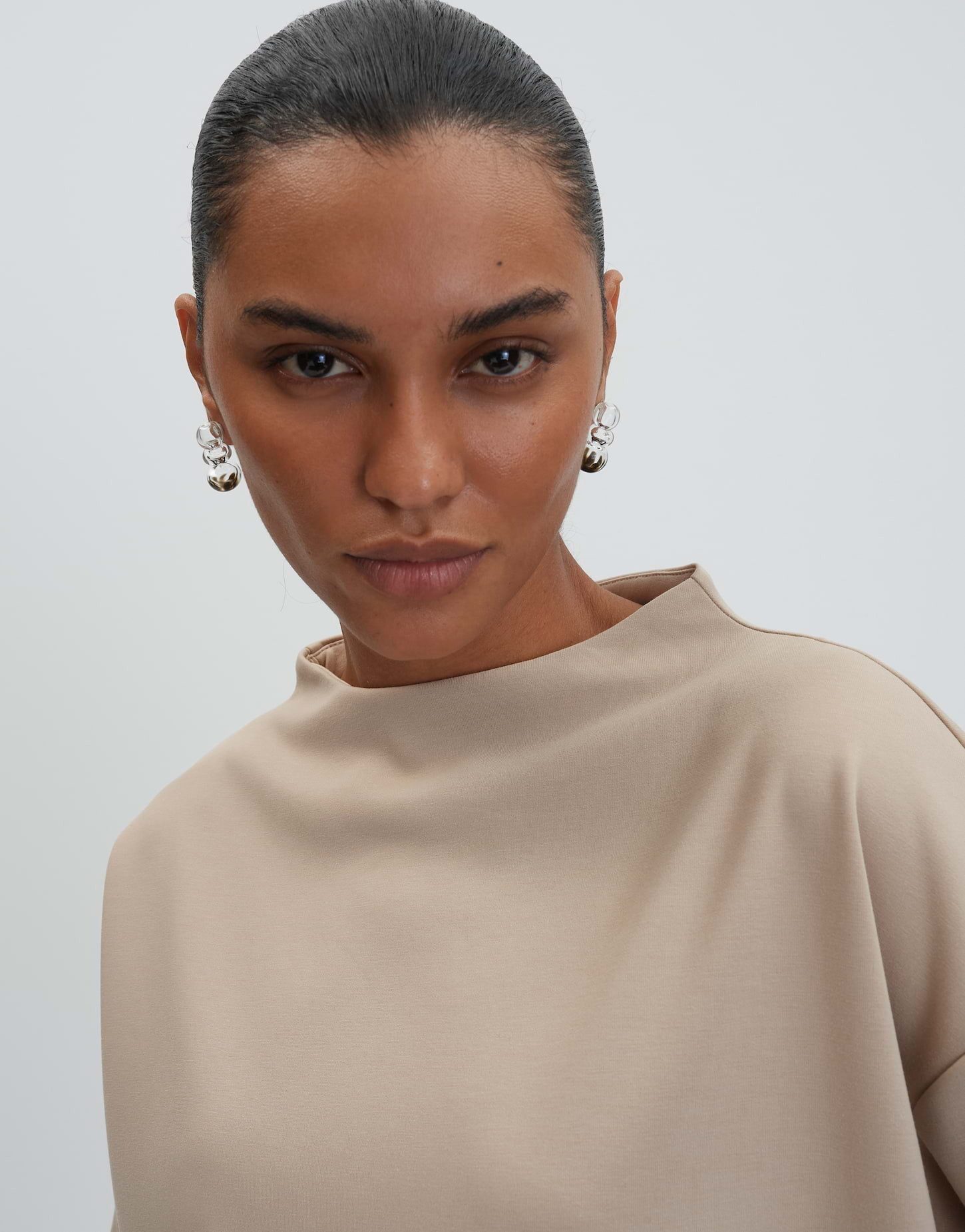 someday Sweatshirt UTALBA DETAIL Regular aus Viskose Mix gerader Schnitt, lockere Passform, farblich abgesetzte Rippbündchen