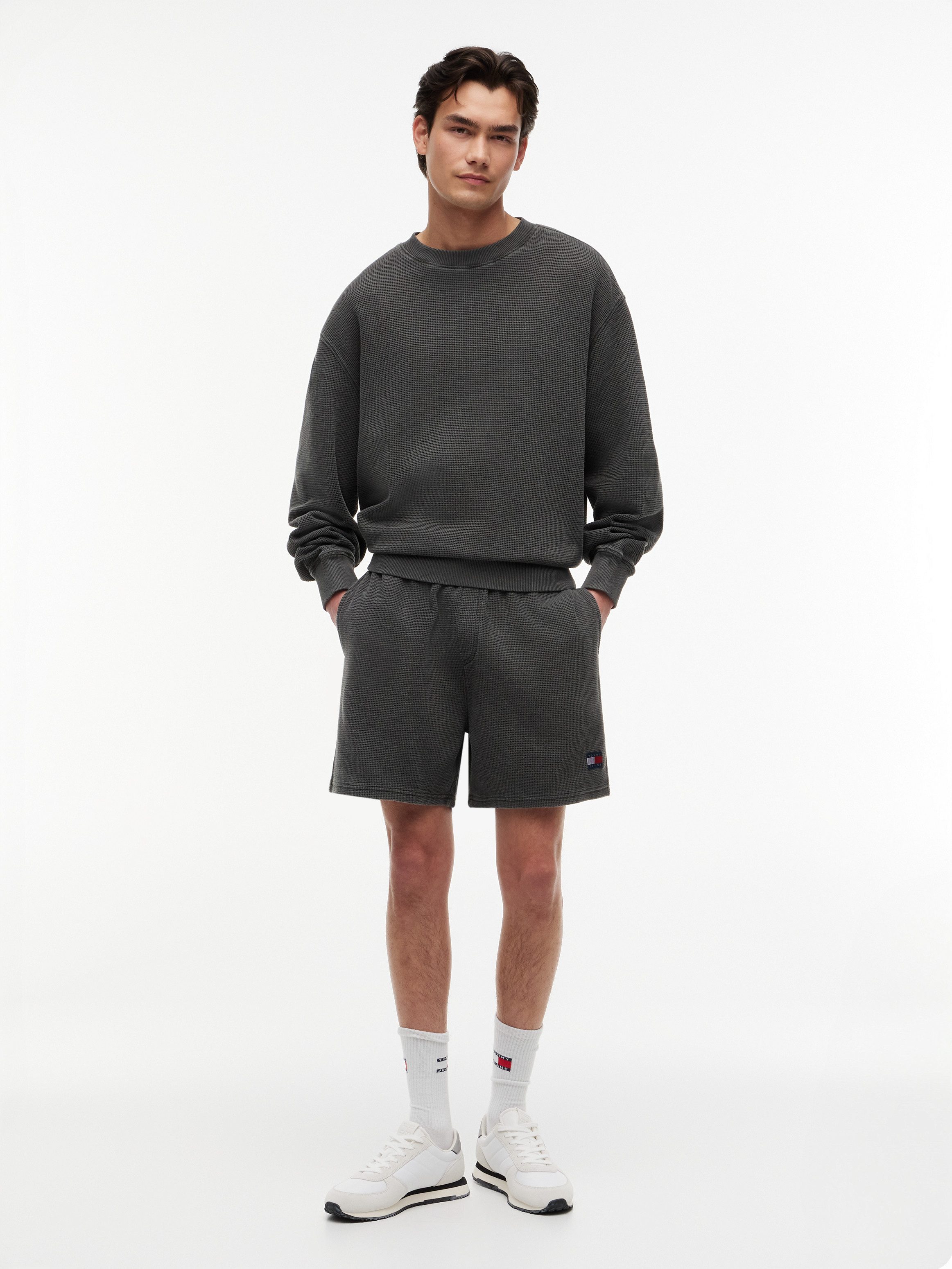 Tommy Jeans Sweatshorts TJM WASHED WAFFLE BEACH SHORT aus Waffelstrick und elastischem Bund – Bild 5 von 5