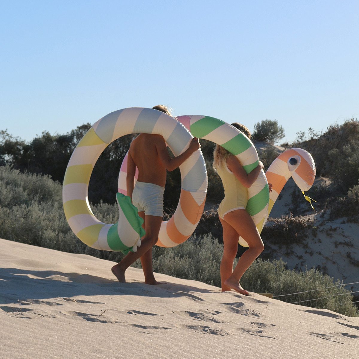 Sunnylife Aufblasbare Schwimmfigur Poolnudel GIANT bunt gestreift