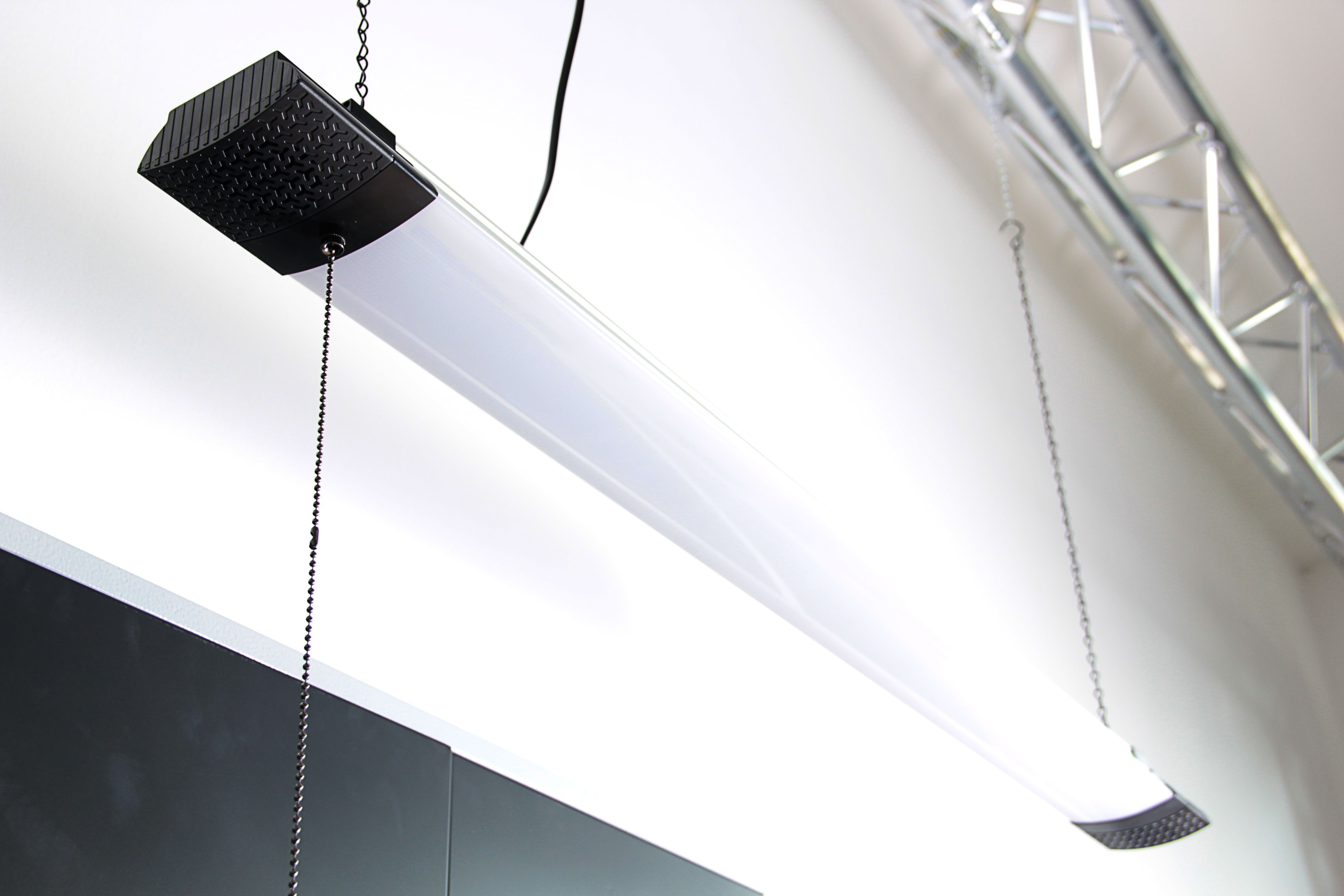 ONDIS24 LED Arbeitsleuchte Hängelampe mit Bluetooth und Lautsprecher 10 Watt 5000 Lumen, Werkstattlampe inkl. Stecker und Kette 118cm breit mit Aluminiumrahmen