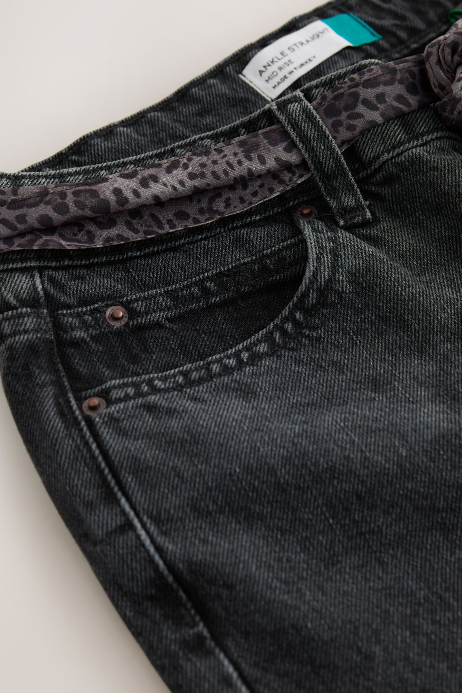 Next Gerade Jeans Knöchellange Straight Fit Jeans mit Schal (2-tlg)