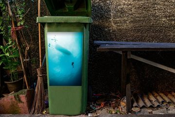 MuchoWow Wandsticker Ein Taucher schwimmt im Winter im Meer (1 St), Mülleimer-aufkleber, Mülltonne, Sticker, Container, Abfalbehälter