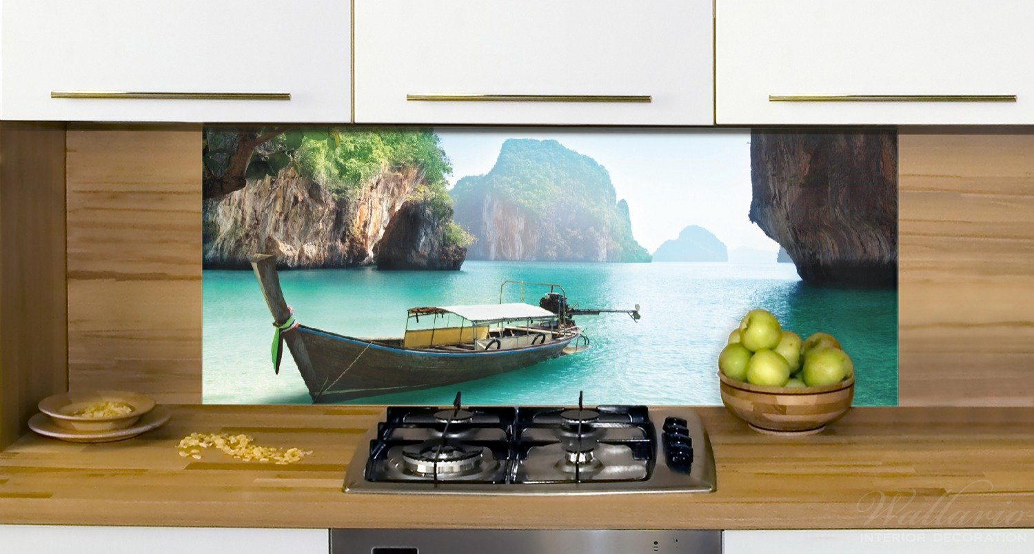Wallario Meer (1-tlg) Thailand Steinfelsen, und in blaues Fischerboot Küchenrückwand