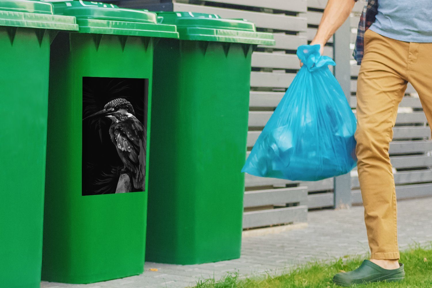MuchoWow Wandsticker Vogel auf Mülleimer-aufkleber, schwarzem Sticker, - vor Container, Abfalbehälter Zweig weiß (1 Mülltonne, schwarz Hintergrund einem St), und