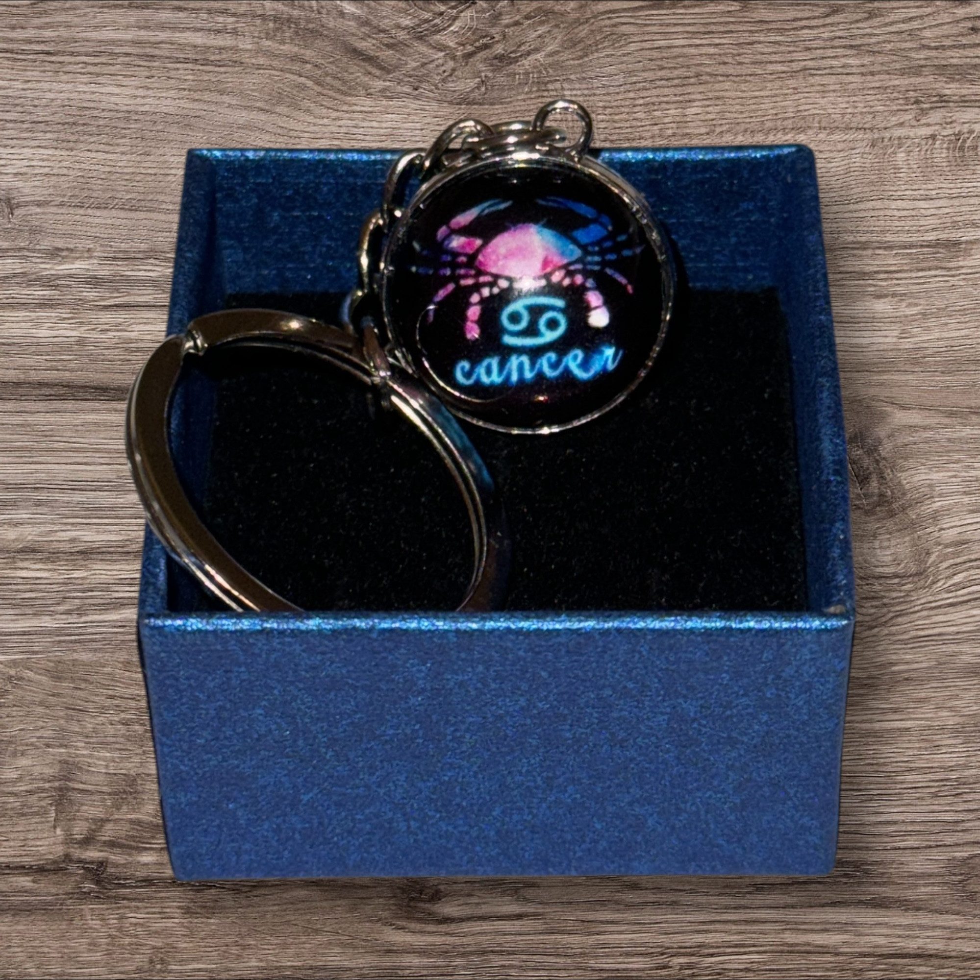 Stelby Schlüsselanhänger mit Gravur Krebs Sternzeichen Schlüsselanhänger 3D mit Geschenkbox (Weihnachtsgeschenk, Geburtstagsgeschenk, Valentinstaggeschenk, Gravur mit Glow-Effekt), langlebig, pflegeleicht, unisex