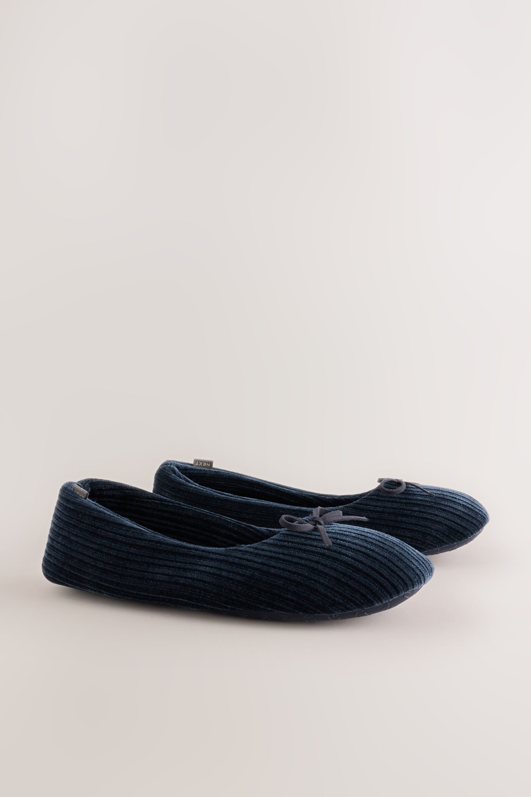 Next Ballerina-Slippers aus Cord-Velours mit Schleife Hausschuh – Bild 5 von 5