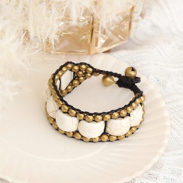 Made by Nami Armband Boho Damen Handgemacht mit Weißen und Goldenen Perlen, Hippie Accessoires Indischer Schmuck 16 + 4 cm Lang