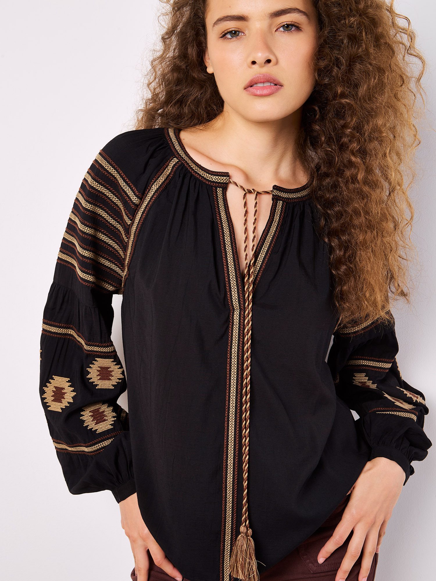 Apricot Schlupfbluse Bluse mit Quastenstickerei mit Zierband günstig online kaufen