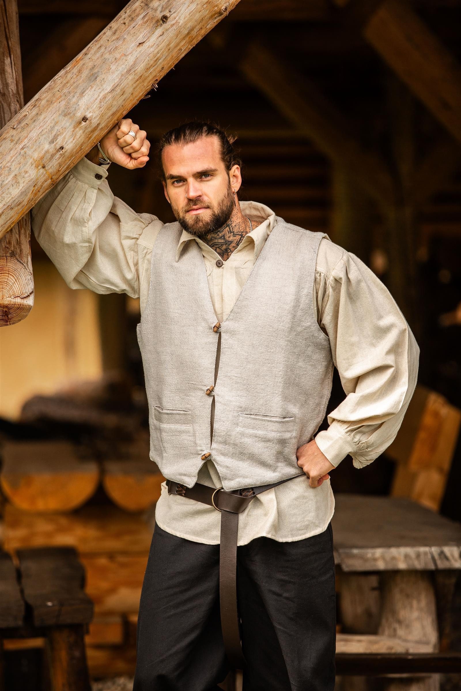 Leonardo Carbone Piraten-Kostüm Weste "Lutz" mit V-Ausschnitt und Holzknöpfen, handgewebt aus hochwertiger Baumwolle, Einschubtaschen vorne