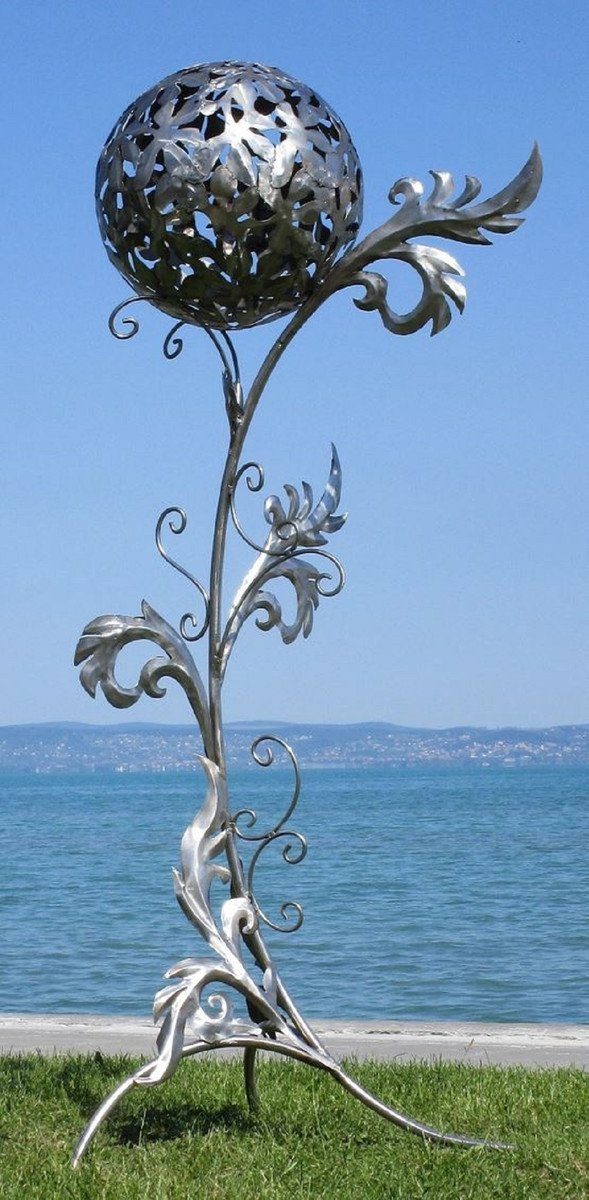 Casa Padrino Skulptur Barock Edelstahl Garten Skulptur Säule mit Kugel Silber 85 x 82 x H. 200 cm - Handgefertigte Wetterbeständige Garten Dekoration