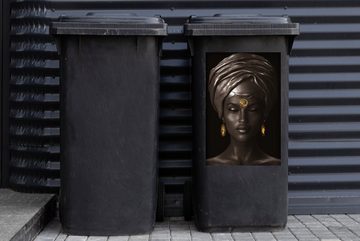 MuchoWow Wandsticker Frau - Afrika - Schwarz - Gold (1 St), Mülleimer-aufkleber, Mülltonne, Sticker, Container, Abfalbehälter