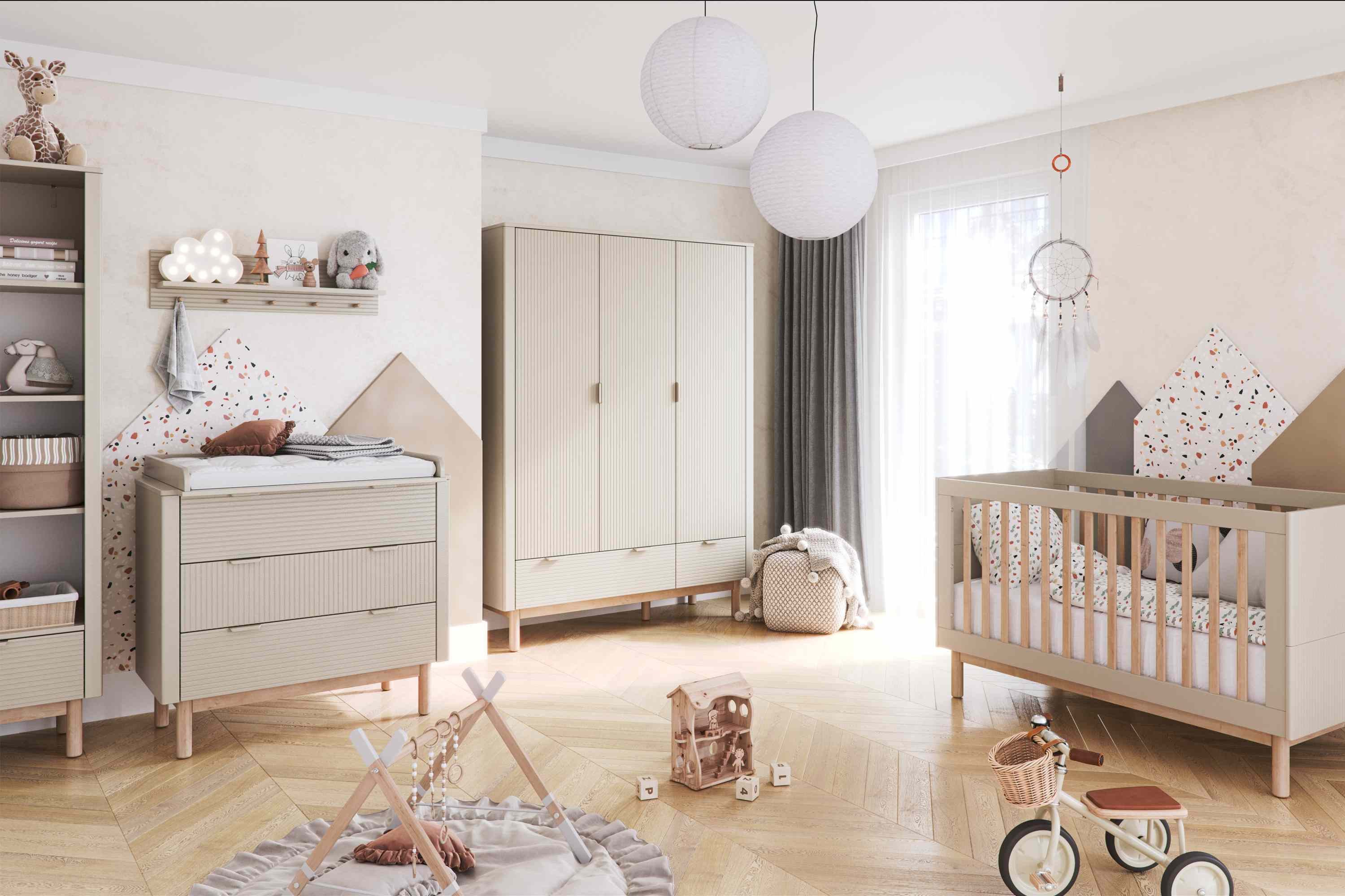 KONSIMO® Babybett LOTTI Gitterbett, Kinderbett, hergestellt in der EU, handgefertigt, geriffelte Fronten, Massivholzbeine