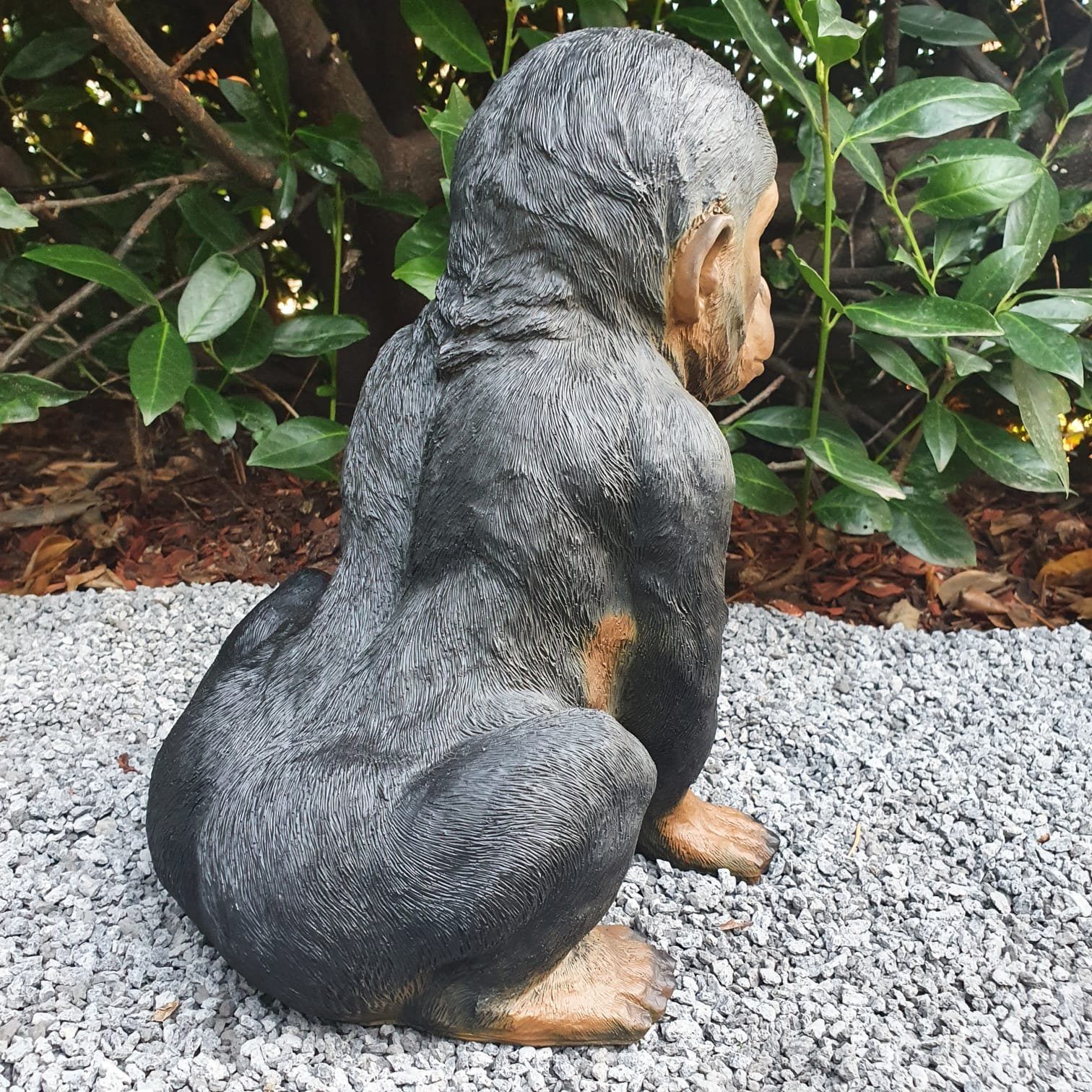 Zunge und wetterfest Gorilla Figur strengt sitzt die Baby 32 Gartenfigur cm Aspinaworld