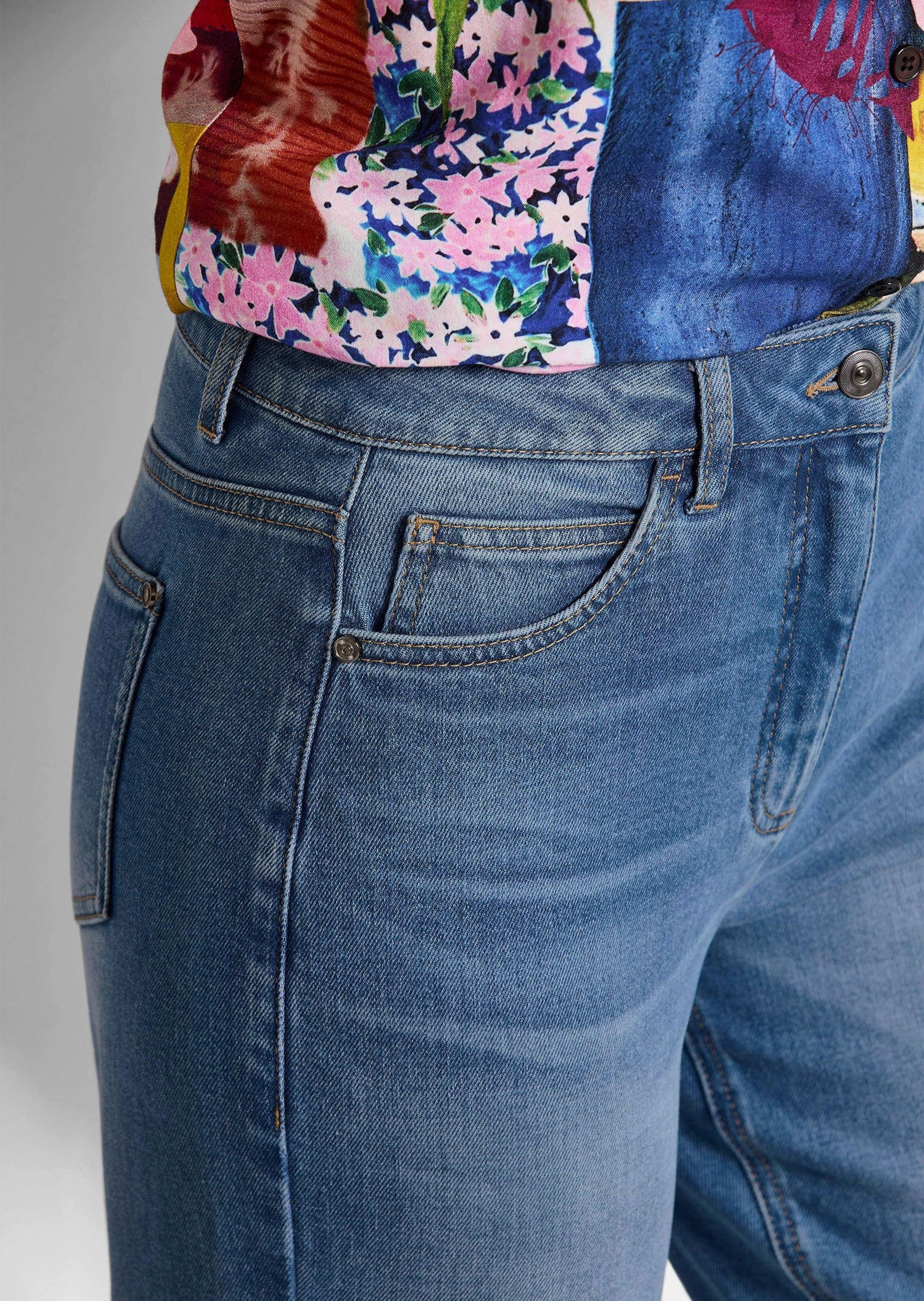 GOLDNER 5-Pocket-Jeans Kurzgröße: Baumwoll-Stretch Mom Jeans SARA Lange bequeme Jeans mit modischer Waschung und Formbund – Bild 5 von 5