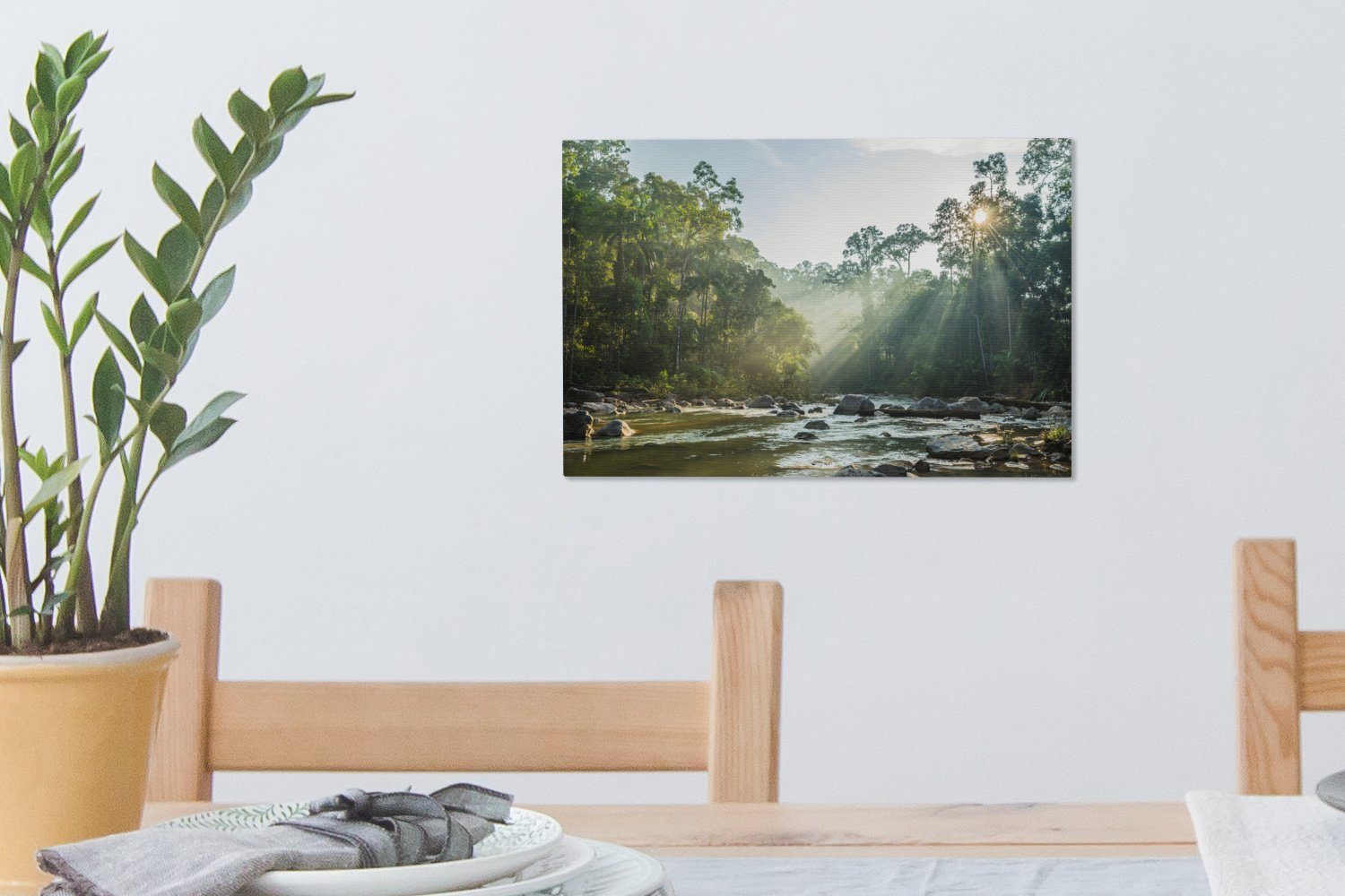 30x20 Leinwandbild cm Wanddeko, Leinwandbilder, OneMillionCanvasses® malaysischen Aufhängefertig, St), grünen Wandbild einer Bild in eines (1 Flusses Landschaft,