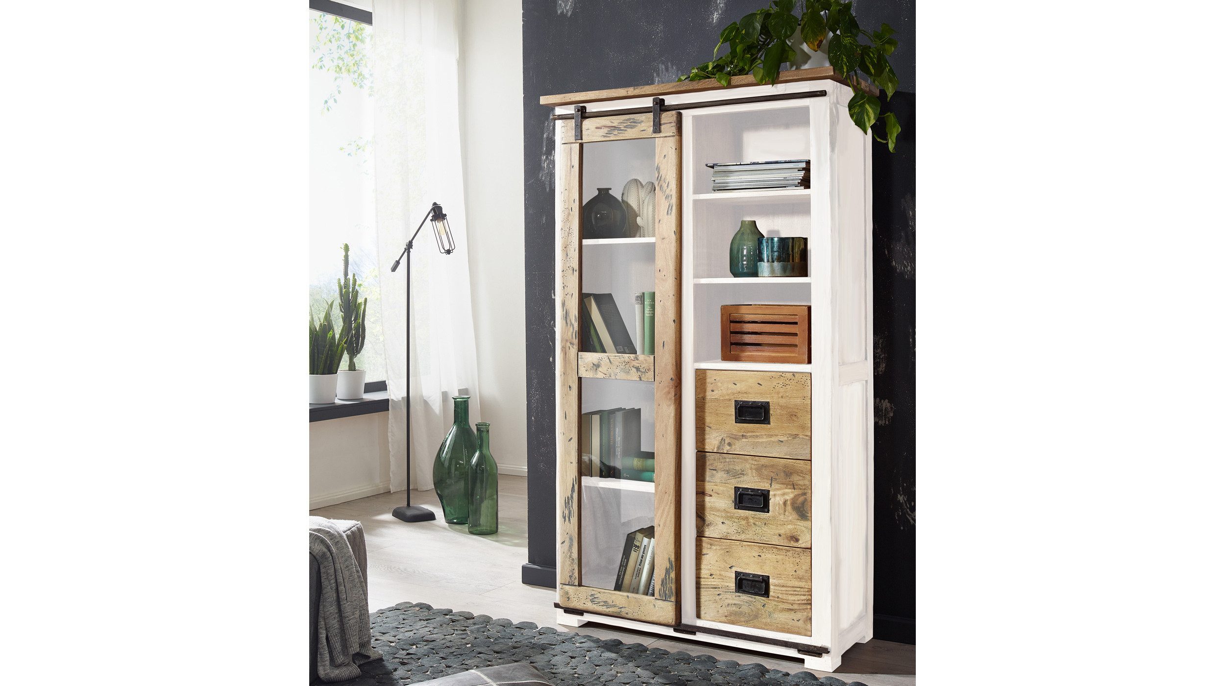 Massivart® Vitrine EMANUEL / Vitrinenschrank / Massivholz Mango / weiß Türapplikationen aus Gusseisen, Beschläge und Schienen aus Eisen