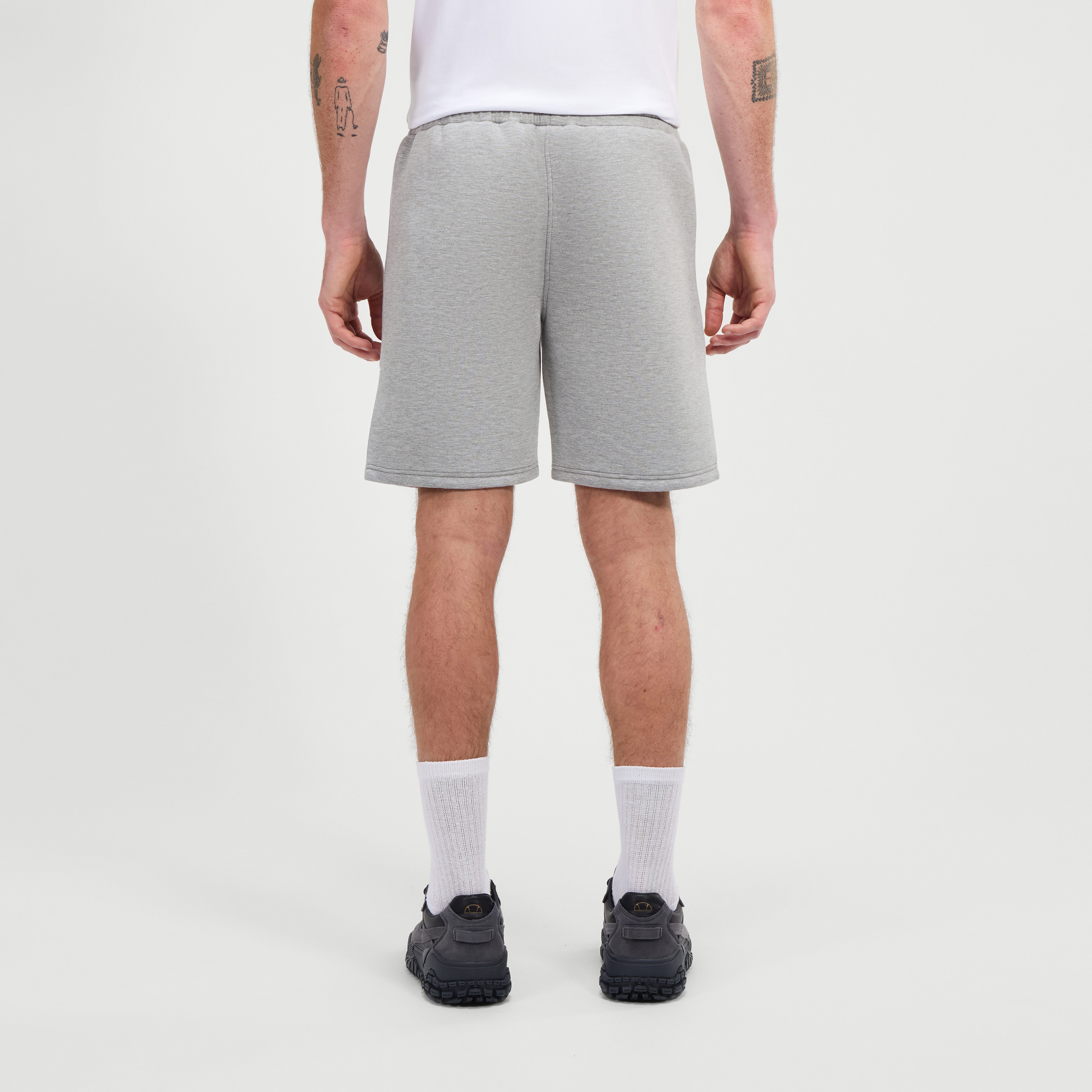 Ellesse Sweatshorts GIALARNO SHORT mit Reißverschlusstaschen, atmungsaktiv, pflegeleicht, gerade Beinform
