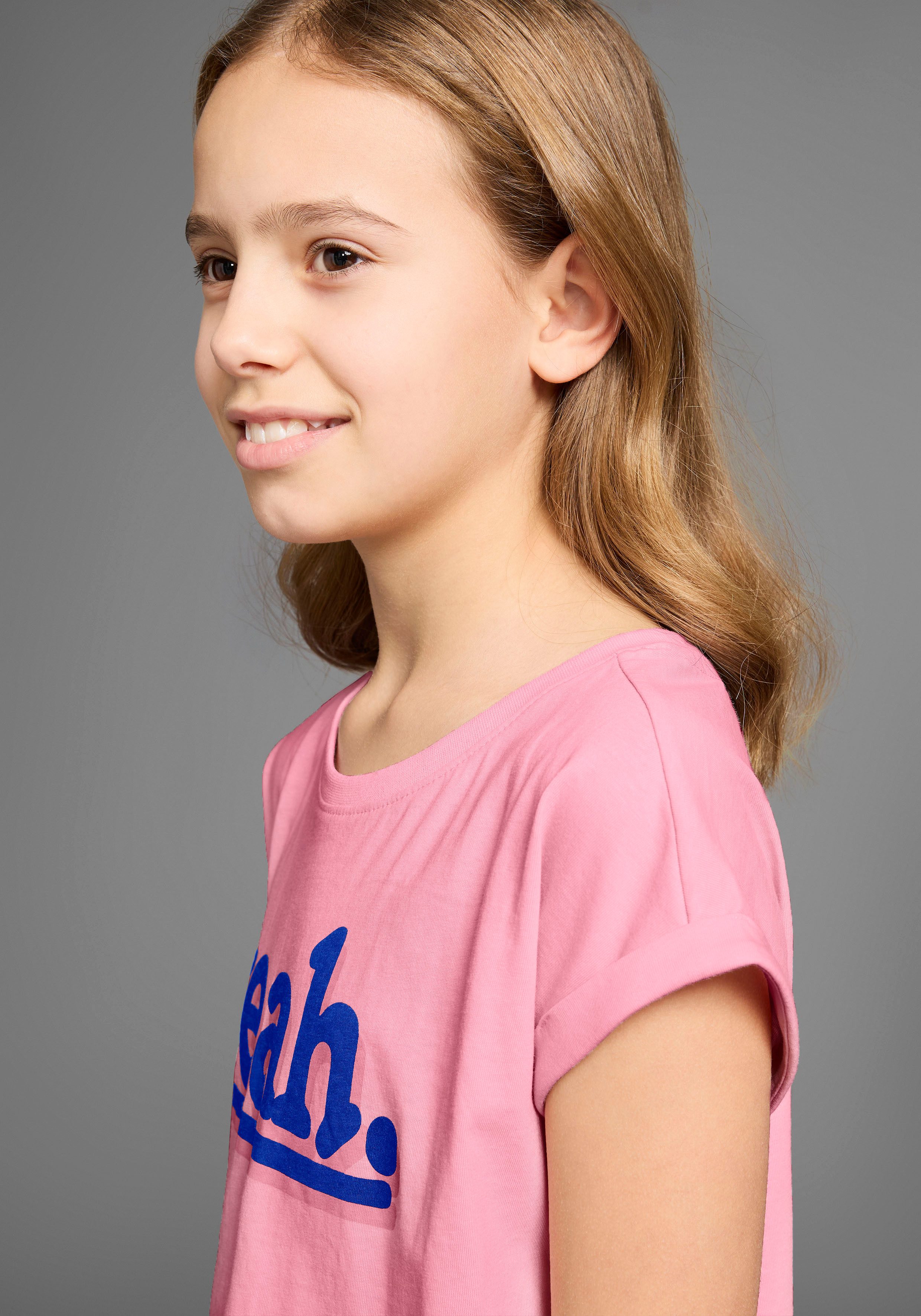 KIDSWORLD T-Shirt Sprücheshirt mit überschnittener Schulter T-Shirt "YEAH" print – Bild 4 von 5
