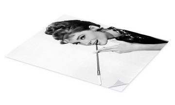 Posterlounge Wandfolie Bridgeman Images, Audrey Hepburn mit Zigarettenspitze, Wohnzimmer Fotografie