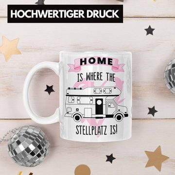 Trendation Tasse Trendation - Wohnwagen Camper Tasse Geschenke Wohnmobil für Männer Campingwagen Geschenkidee Zubehör Camping Opa Oma Rentner Lustig Grafik Home Is Where The Stellplatz Is