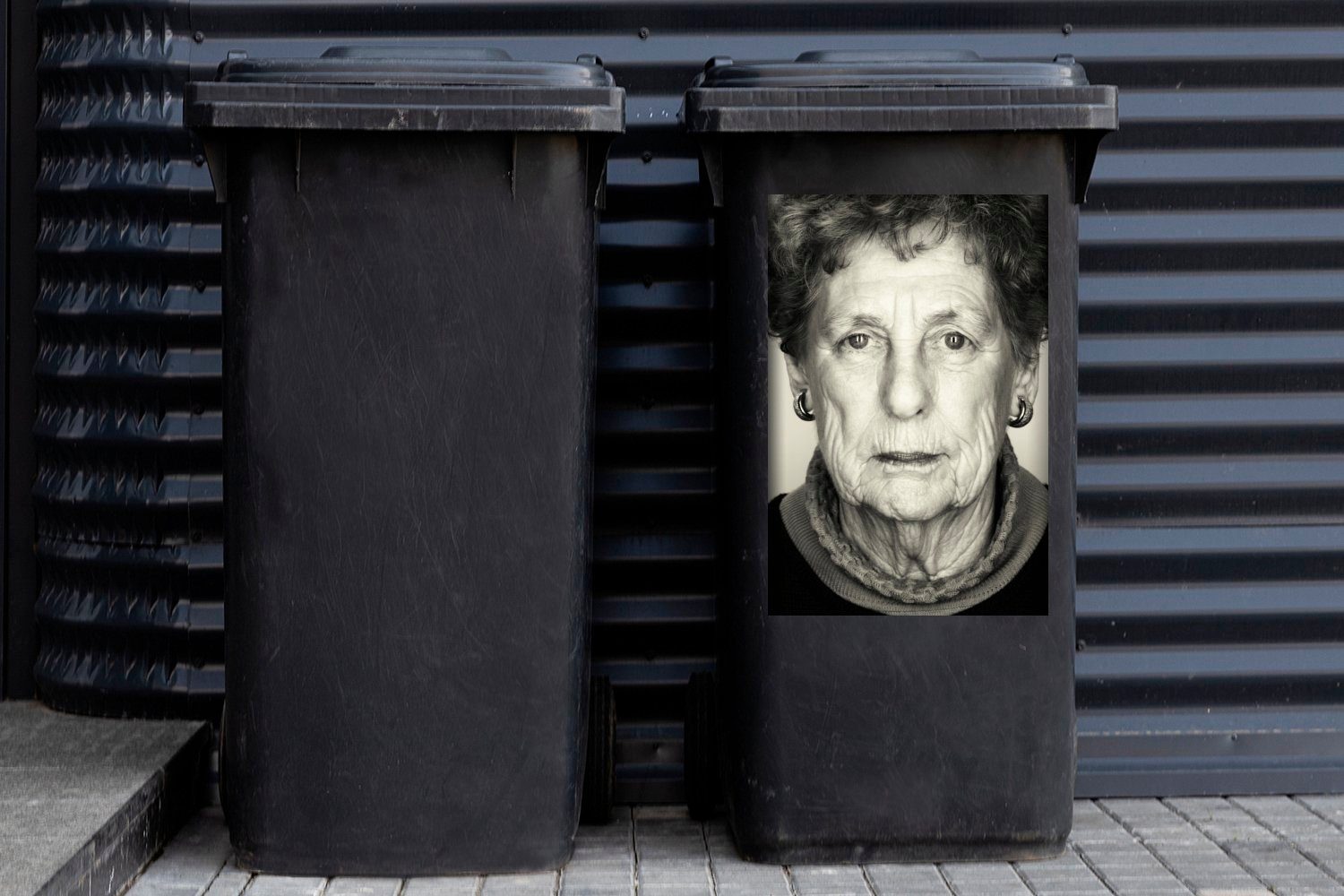 MuchoWow Wandsticker Frau Mülleimer-aufkleber, Container, St), wettergegerbten Sticker, Porträt alten einer (1 Abfalbehälter Mülltonne