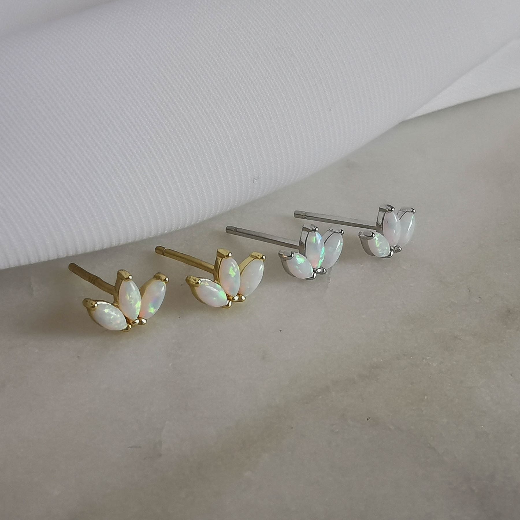 Brandlinger Paar Ohrstecker Ohrstecker Faro, Lotus Silber 925 vergoldet, Weißer Opal