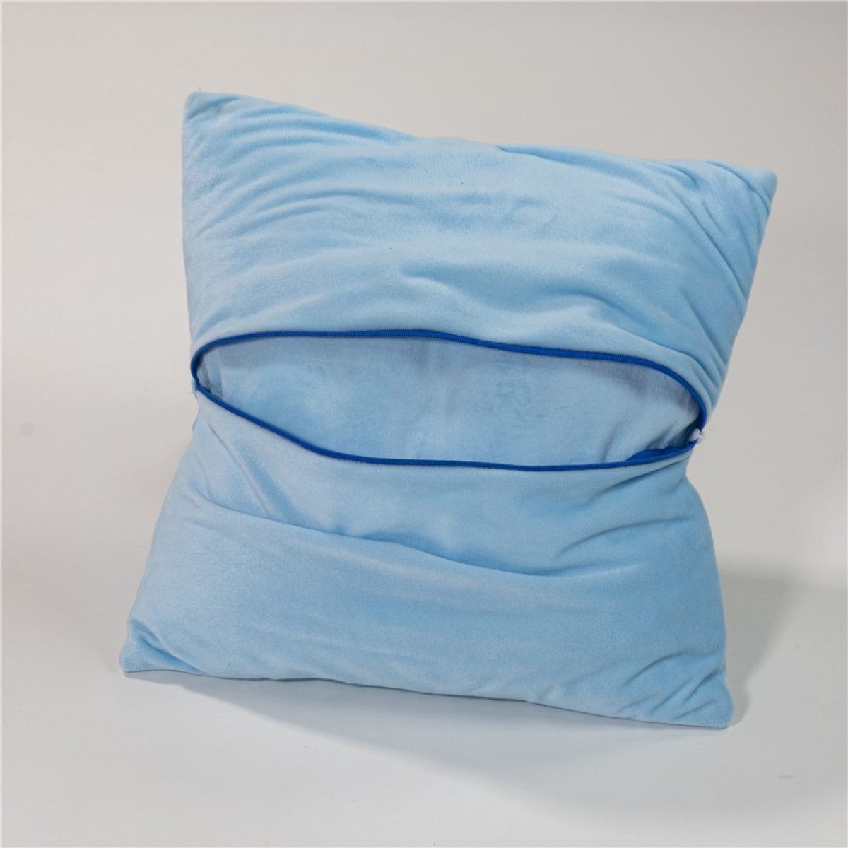 Aymax sprl Dekokissen Bluey 1 Stück Cushion Velboa Dekokissen 35 × 35 cm mit Rückentasche – Bild 3 von 3