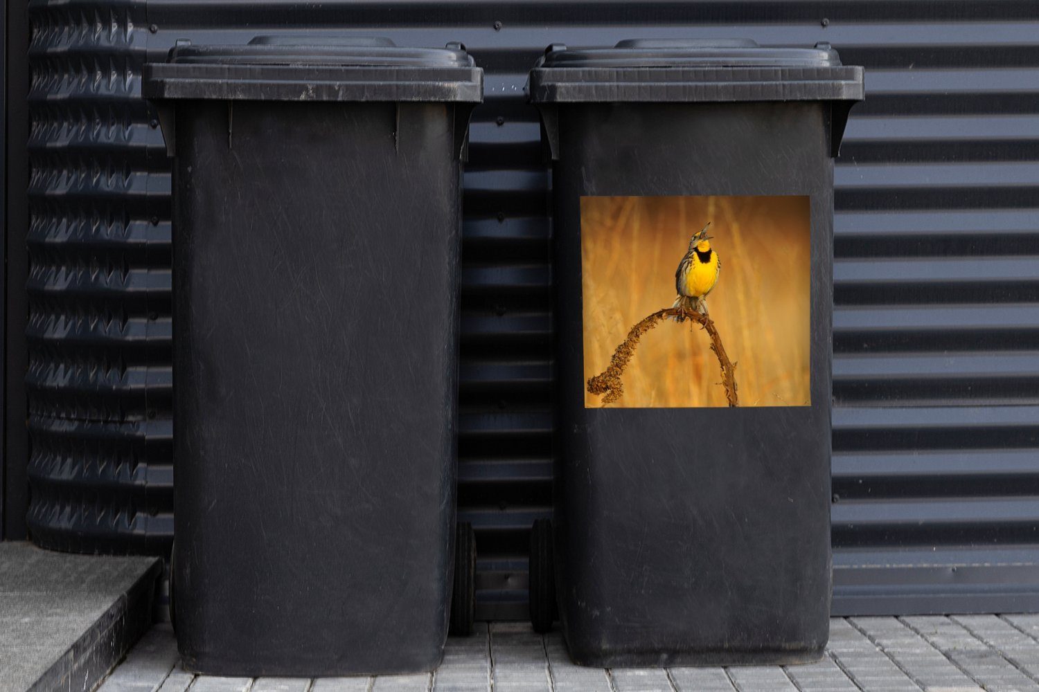 MuchoWow Wandsticker Feldlerche mit Pflanze Schnabel offenem Mülltonne, Mülleimer-aufkleber, Sticker, Abfalbehälter einer auf St), (1 Container
