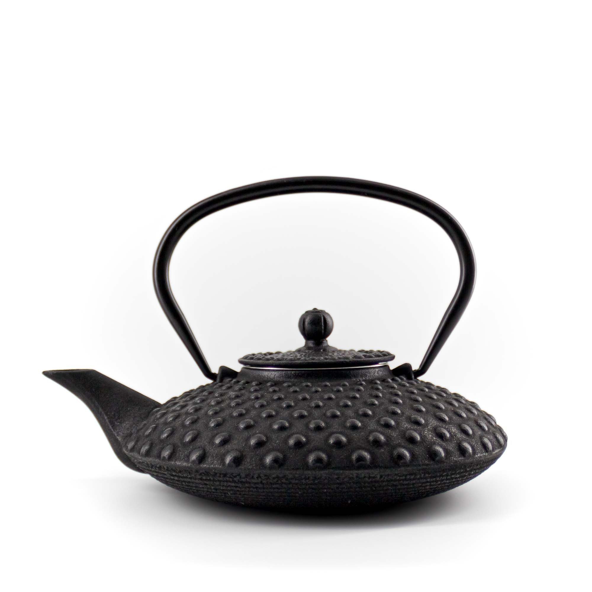 teayumi Teekanne CHIYO Tetsubin Gusseisenkanne 800 ml Schwarz, 800 l, (3-teilig), mit herausnehmbaren Edelstahlsieb, mit Henkel