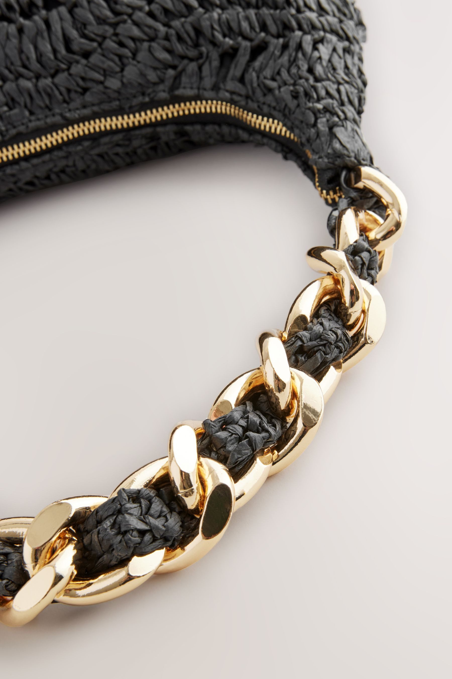 Next Schultertasche Basttasche mit Kettenriemen (1-tlg)