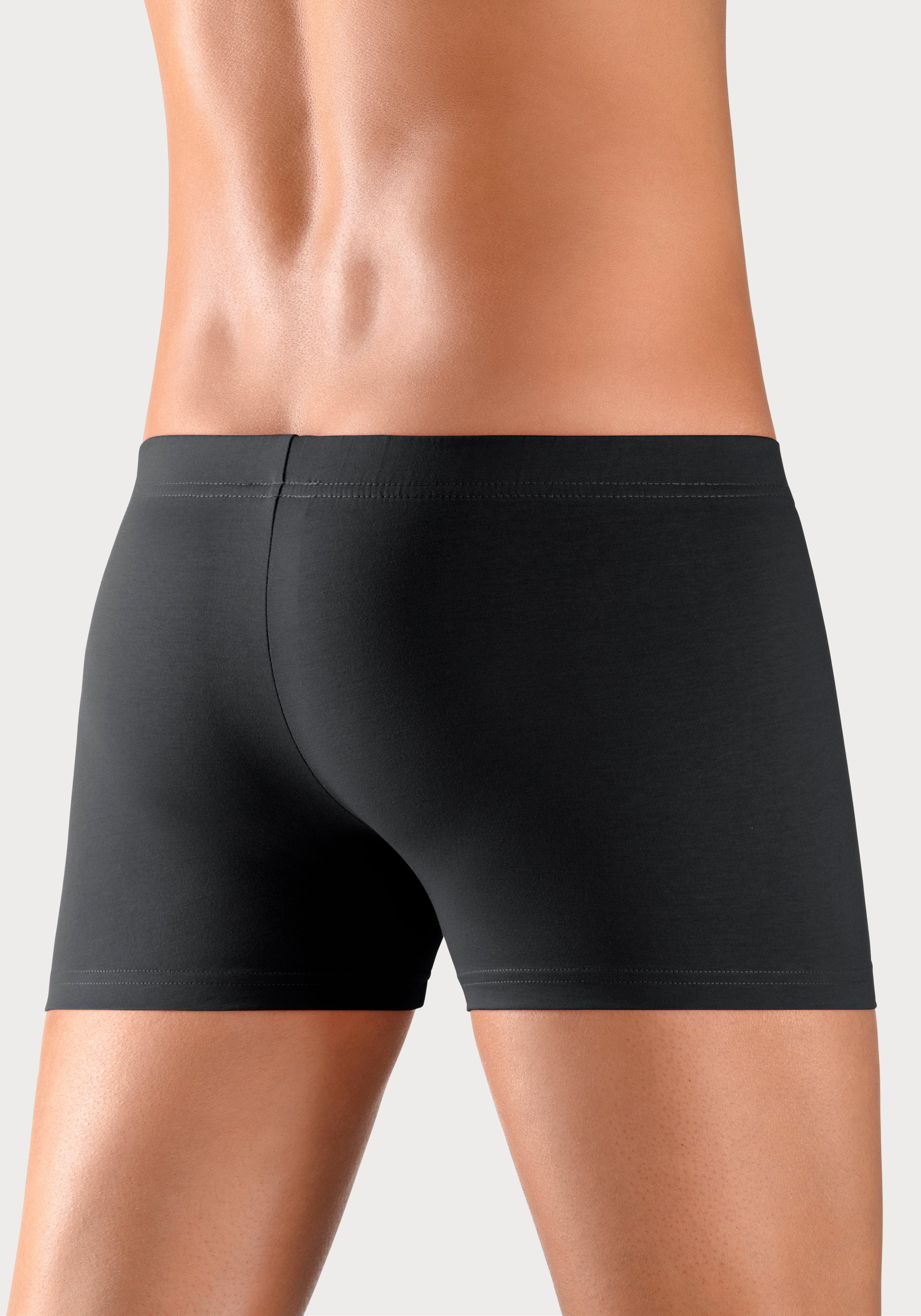 Bench. Boxer Boxershorts für Herren (Dose, 4-St) Unterhosen in der Dose mit kleinem Logodruck auf dem Bein – Bild 4 von 5