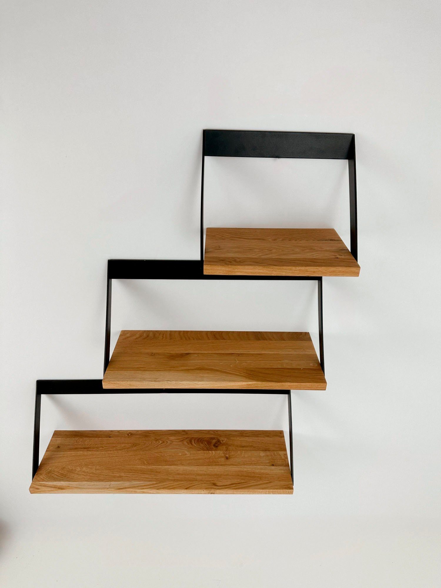 andas Wandregal Lemberg, aus Metall mit Ablagefläche aus massiver Eiche