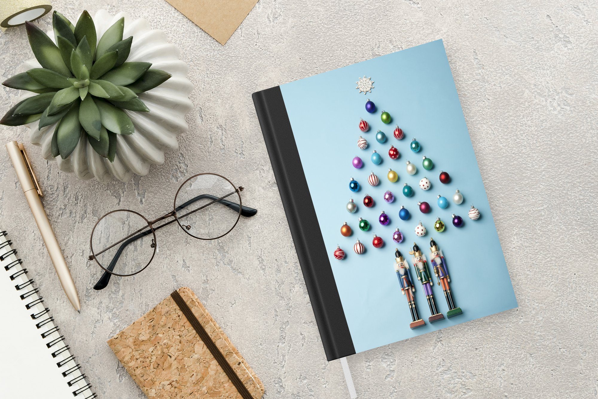 MuchoWow Notizbuch Ein Weihnachtsbaum aus auf A5, Kugeln Tagebuch, 98 Hintergrund, hellblauem Journal, Seiten, Haushaltsbuch Merkzettel, Notizheft