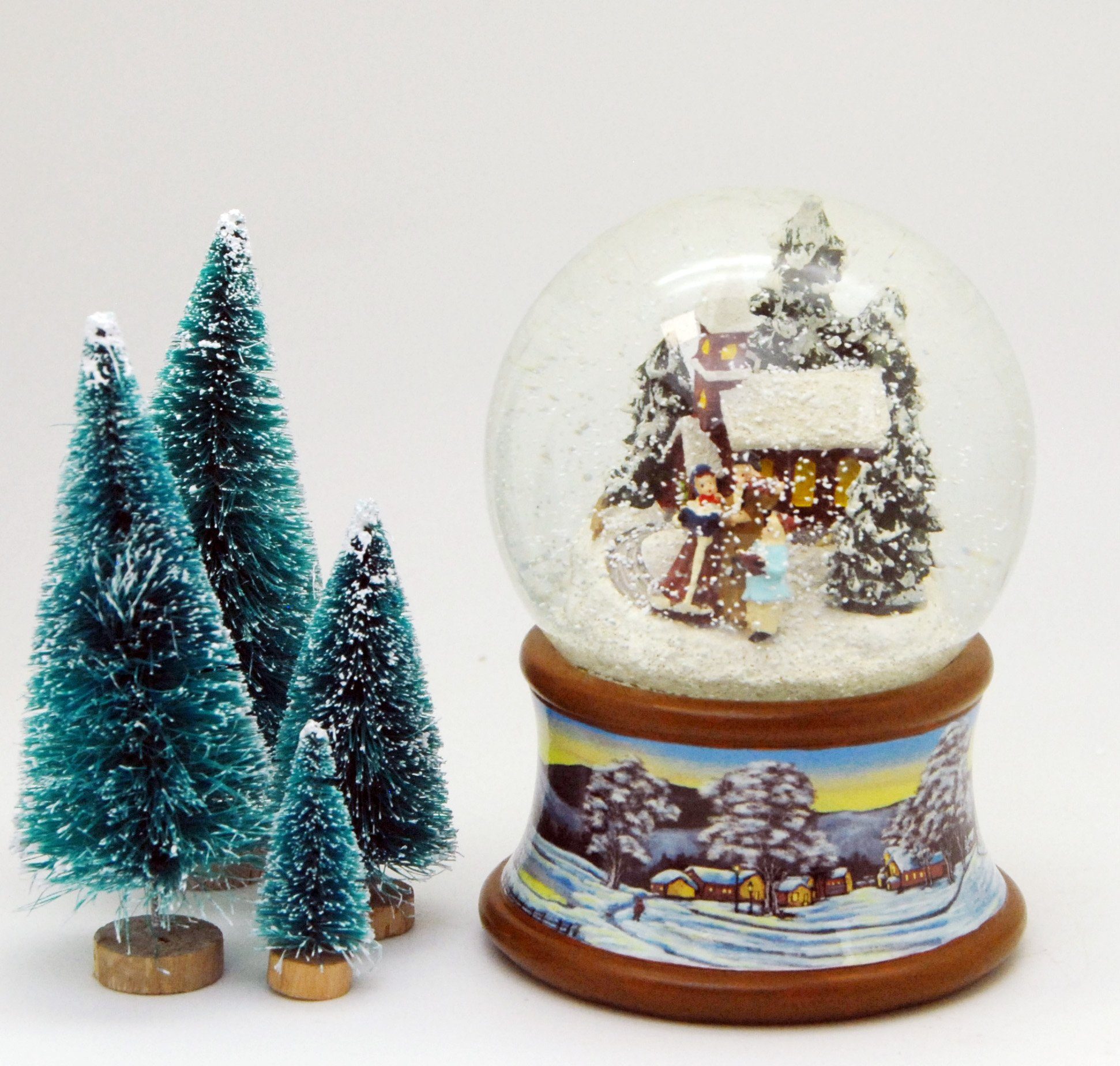 10cm Winterlandschaft Weihnachtsspaziergang braun MINIUM-Collection Sockel Schneekugel Spieluhr