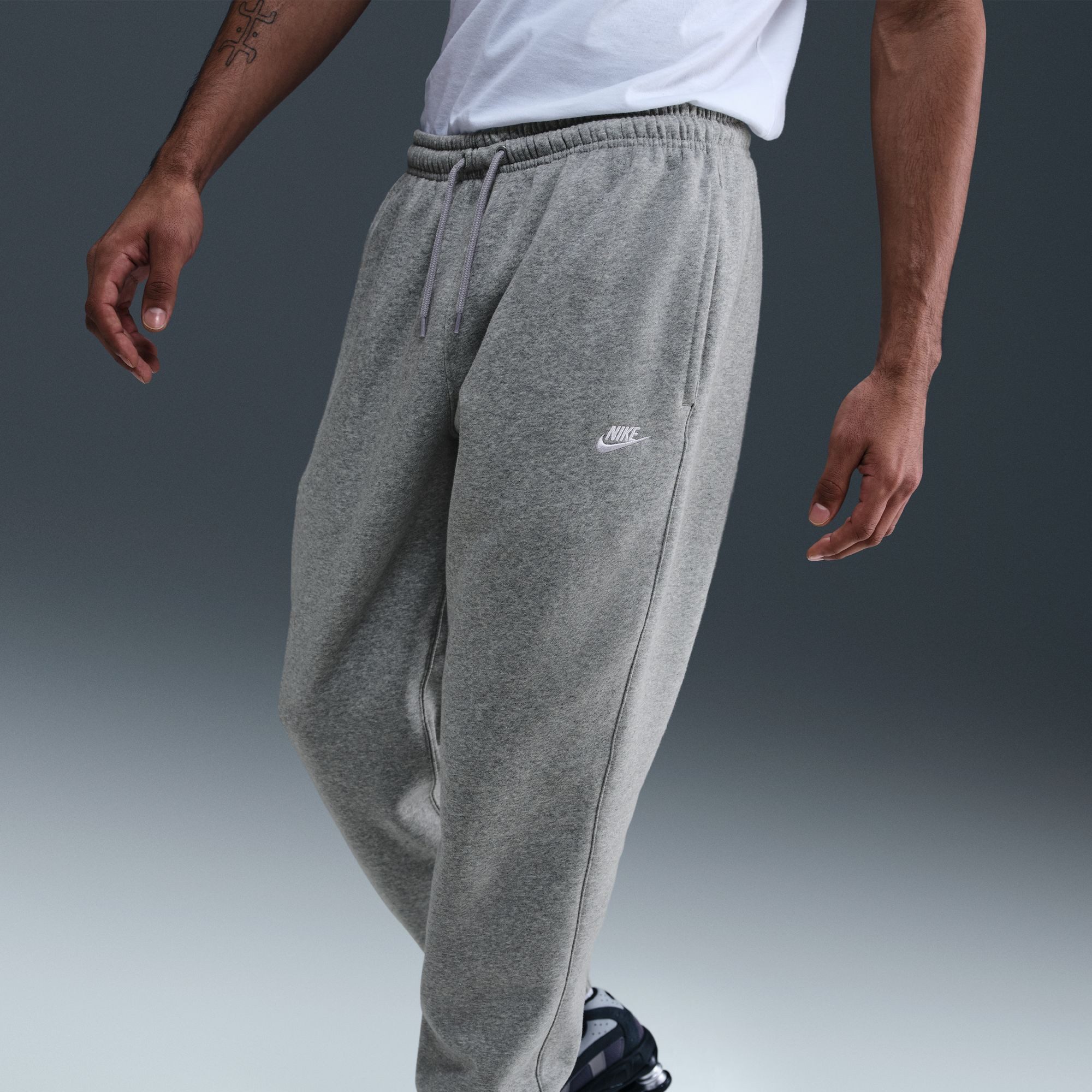 Nike Sportswear Sporthose M NK CLUB BB CUFF PANT aus Baumwolle und Polyester, mit angerautem Fleece