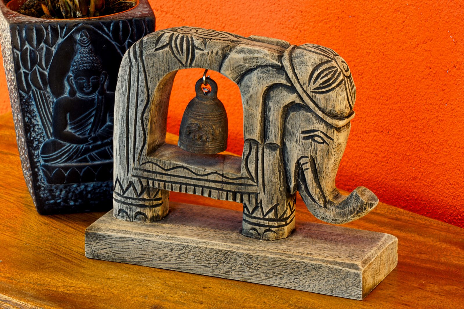 Kinaree Skulptur Elefant mit Bronze Glocke, Schnitzerei, Unikat, inkl. Bronzeglocke