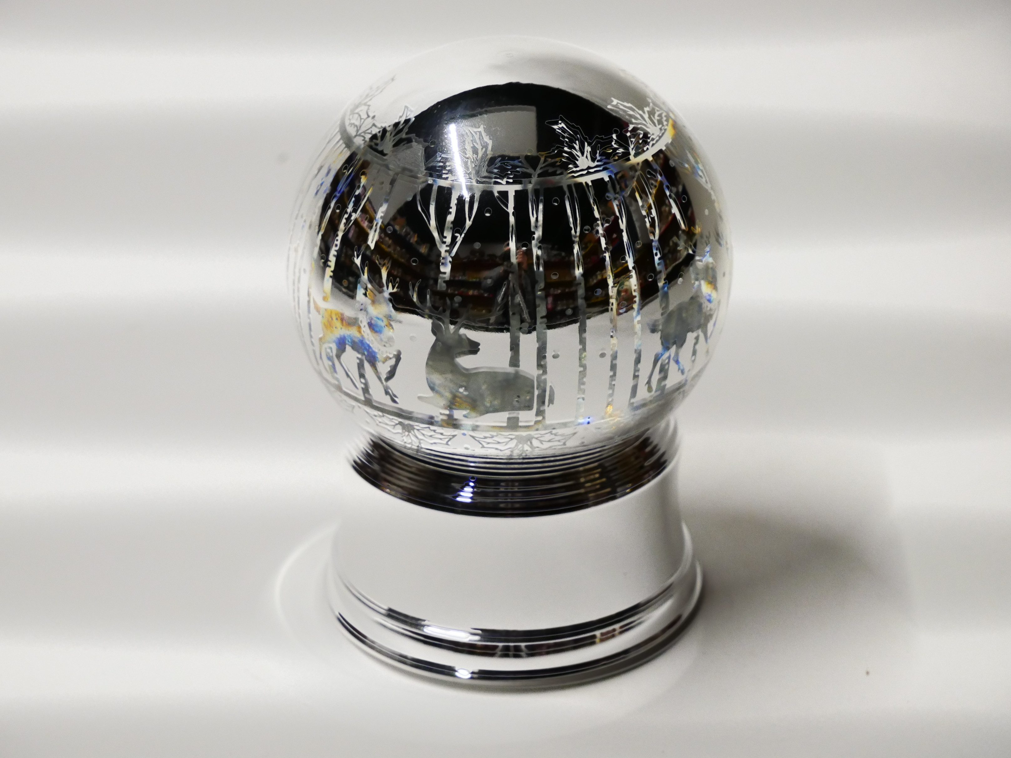 Musicboxworld Spieluhr Silberfarbene Glitzerkugel „Rehe im Wald“
